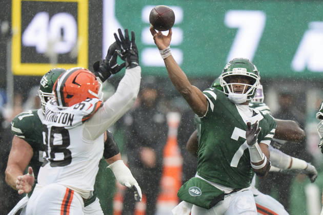 Oct 11, 2026; East Rutherford, NJ, USA; New York Jets quarterback Geno Smith (7) throws the ball while under pressure by Cleveland Browns defensive end Adin Huntington (98) during an NFL, American Football Herren, USA game at MetLife Stadium. Mandatory Credit: -Cal Media East Rutherford USA - ZUMAc04_ 20261011_zma_c04_084 Copyright: xChrisxSzagolax