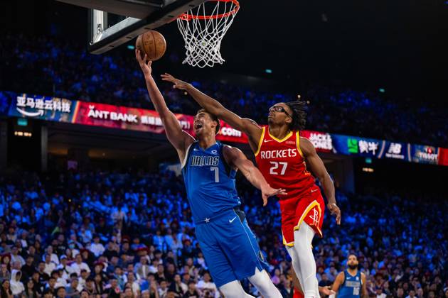 (261011) -- MACAO, Oct. 11, 2026 -- Dwight Powell (L) of Dallas Mavericks goes for a layup during the 2026-2027 NBA, Basketball Herren, USA preseason game between Dallas Mavericks and Houston Rockets in Macao, south China, on Oct. 11, 2026. ) (SP)CHINA-MACAO-BASKETBALL-NBA PRESEASON-ROCKETS VS MAVERICKS (CN) CheongxKamxKa 