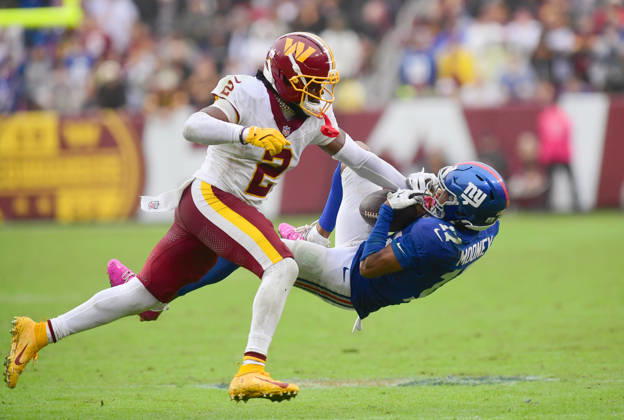 LANDOVER, MD - OCTOBER 11: Washington cornerback Amik Robertson (2) defends a pass intended for Giants wide receiver Darnell Mooney (17) during overtime of the New York Giants versus Washington Commanders National Football League game at Northwest Stadium on October 11, 2026 in Landover, MD. (Photo by Randy Litzinger Icon Sportswire) NFL, American Football Herren, USA OCT 11 Giants at Commanders EDITORIAL USE ONLY Icon9662610111642