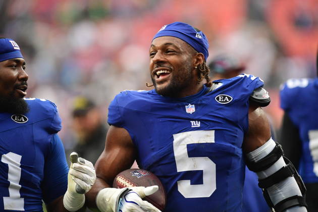 LANDOVER, MD - OCTOBER 11: Giants rush lnebacker Kayvon Thibodeaux (5) smiles as he walks off the field during the New York Giants versus Washington Commanders National Football League game at Northwest Stadium on October 11, 2026 in Landover, MD. (Photo by Randy Litzinger Icon Sportswire) NFL, American Football Herren, USA OCT 11 Giants at Commanders EDITORIAL USE ONLY Icon9662610111797