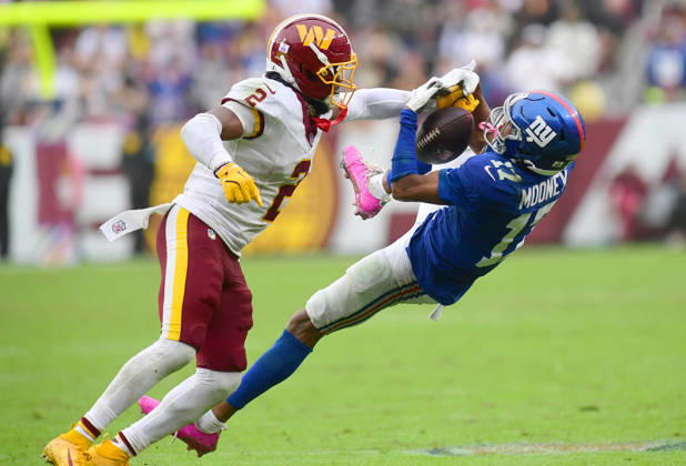 LANDOVER, MD - OCTOBER 11: Washington cornerback Amik Robertson (2) defends a pass intended for Giants wide receiver Darnell Mooney (17) during overtime of the New York Giants versus Washington Commanders National Football League game at Northwest Stadium on October 11, 2026 in Landover, MD. (Photo by Randy Litzinger Icon Sportswire) NFL, American Football Herren, USA OCT 11 Giants at Commanders EDITORIAL USE ONLY Icon9662610111641