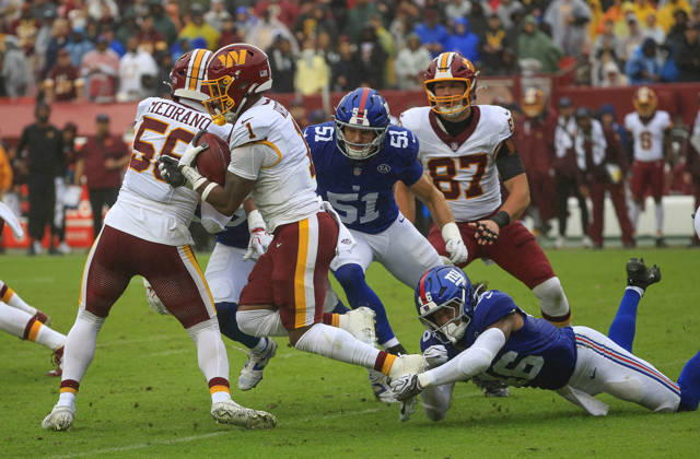 October 11, 2026: Washington Commanders RB 1 Rachaad White is tripped up by New York Giants LB 46 Zaire Barnes during the Washington Commanders game against the New York Giants at Northwest Stadium in Landover, MD. CSM Landover United States of America - ZUMAc04_ 20261011_zma_c04_061 Copyright: xJustinxCooperx