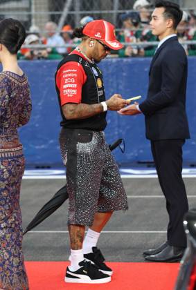 Formula 1 - Singapore Grand Prix SINGAPORE, REPUBLIC OF SINGAPORE, OCTOBER 11: Sir Lewis Hamilton racing driver for Ferrari from Great Britain during FIA Formula 1 Grand Prix of Singapore at Marina Bay Street Circuit, Singapore, Republic of Singapore on October 11. (Photo by Crystal Pix) Singapore Marina Bay Street Circuit Singapore Copyright: xCrystalxPix SportsxPressxPhotox Sportspressphoto_SPR252689