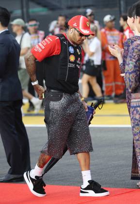 Formula 1 - Singapore Grand Prix SINGAPORE, REPUBLIC OF SINGAPORE, OCTOBER 11: Sir Lewis Hamilton racing driver for Ferrari from Great Britain during FIA Formula 1 Grand Prix of Singapore at Marina Bay Street Circuit, Singapore, Republic of Singapore on October 11. (Photo by Crystal Pix) Singapore Marina Bay Street Circuit Singapore Copyright: xCrystalxPix SportsxPressxPhotox Sportspressphoto_SPR252690