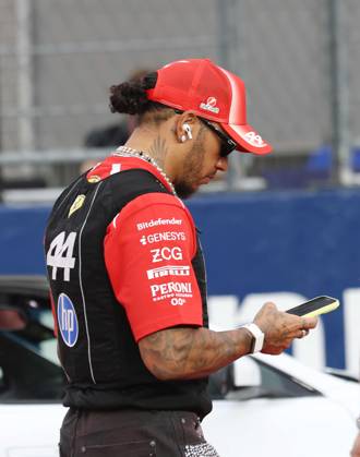 Formula 1 - Singapore Grand Prix SINGAPORE, REPUBLIC OF SINGAPORE, OCTOBER 11: Sir Lewis Hamilton racing driver for Ferrari from Great Britain during FIA Formula 1 Grand Prix of Singapore at Marina Bay Street Circuit, Singapore, Republic of Singapore on October 11. (Photo by Crystal Pix) Singapore Marina Bay Street Circuit Singapore Copyright: xCrystalxPix SportsxPressxPhotox Sportspressphoto_SPR252691