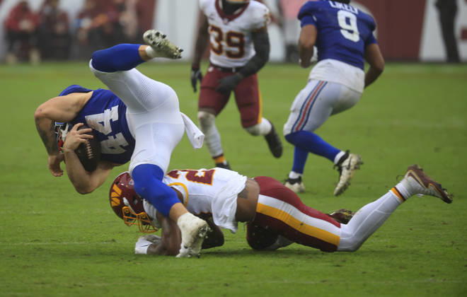 October 11, 2026: New York Giants RB 44 Cam Skattebo is upended during the Washington Commanders game against the New York Giants at Northwest Stadium in Landover, MD. CSM NFL, American Football Herren, USA 2026: Washington Commanders Vs New York Giants OCT 11  - ZUMAc04_ 20261011_zma_c04_098 Copyright: xJustinxCooperx