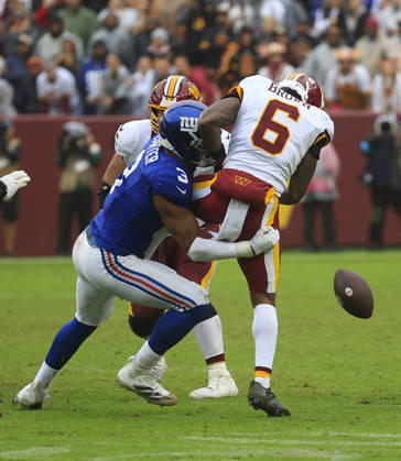 October 11, 2026: Washington Commanders WR 6 Dyami Brown fumbles the ball after a catch during the Washington Commanders game against the New York Giants at Northwest Stadium in Landover, MD. CSM Landover United States of America - ZUMAc04_ 20261011_zma_c04_114 Copyright: xJustinxCooperx