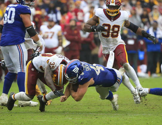 October 11, 2026: Washington Commanders DB 39 Jeremy Reaves collides with New York Giants RB 44 Cam Skattebo during the Washington Commanders game against the New York Giants at Northwest Stadium in Landover, MD. CSM NFL, American Football Herren, USA 2026: Washington Commanders Vs New York Giants OCT 11  - ZUMAc04_ 20261011_zma_c04_121 Copyright: xJustinxCooperx