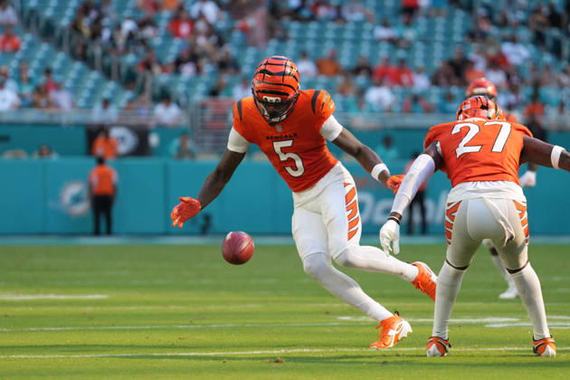 MIAMI GARDENS, FL - OCTOBER 11: Cincinnati Bengals wide receiver Tee Higgins (5) watches the onside kick during the NFL, American Football Herren, USA game between the Cincinnati Bengals and the Miami Dolphins on Sunday, October 11, 2026 at Hard Rcok Stadium in Miami Gardens, FL (Photo by Peter Joneleit Icon Sportswire) NFL: OCT 11 Bengals at Dolphins EDITORIAL USE ONLY Icon2601011016