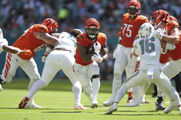 MIAMI GARDENS, FL - OCTOBER 11: Cincinnati Bengals running back Samaje Perine (34) rushs for positive yardage during the NFL, American Football Herren, USA game between the Cincinnati Bengals and the Miami Dolphins on Sunday, October 11, 2026 at Hard Rcok Stadium in Miami Gardens, FL (Photo by Peter Joneleit Icon Sportswire) NFL: OCT 11 Bengals at Dolphins EDITORIAL USE ONLY Icon2601011024
