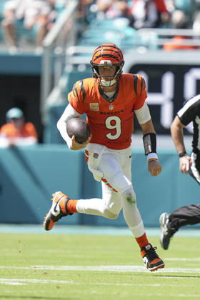 MIAMI GARDENS, FL - OCTOBER 11: Cincinnati Bengals quarterback Joe Burrow (9) scrambles with the ball during the NFL, American Football Herren, USA game between the Cincinnati Bengals and the Miami Dolphins on Sunday, October 11, 2026 at Hard Rcok Stadium in Miami Gardens, FL (Photo by Peter Joneleit Icon Sportswire) NFL: OCT 11 Bengals at Dolphins EDITORIAL USE ONLY Icon2601011028