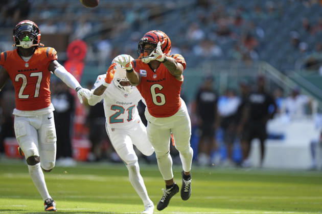 MIAMI GARDENS, FL - OCTOBER 11: Cincinnati Bengals safety Bryan Cook (6) makes a diving interception attempt during the NFL, American Football Herren, USA game between the Cincinnati Bengals and the Miami Dolphins on Sunday, October 11, 2026 at Hard Rcok Stadium in Miami Gardens, FL (Photo by Peter Joneleit Icon Sportswire) NFL: OCT 11 Bengals at Dolphins EDITORIAL USE ONLY Icon2601011036