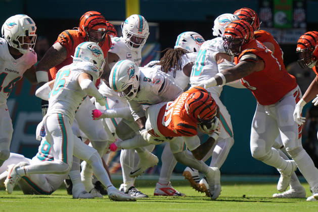 MIAMI GARDENS, FL - OCTOBER 11: Cincinnati Bengals running back Chase Brown (30) rushes with the ball during the NFL, American Football Herren, USA game between the Cincinnati Bengals and the Miami Dolphins on Sunday, October 11, 2026 at Hard Rcok Stadium in Miami Gardens, FL (Photo by Peter Joneleit Icon Sportswire) NFL: OCT 11 Bengals at Dolphins EDITORIAL USE ONLY Icon2601011037