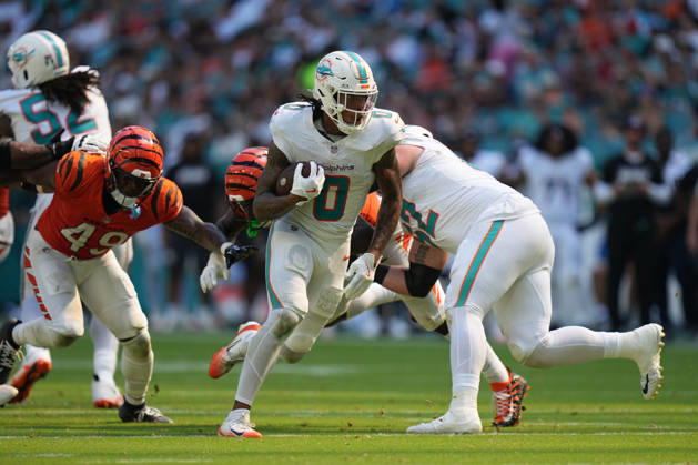 MIAMI GARDENS, FL - OCTOBER 11: Miami Dolphins running back Ollie Gordon II (0) rushes with the ball during the NFL, American Football Herren, USA game between the Cincinnati Bengals and the Miami Dolphins on Sunday, October 11, 2026 at Hard Rcok Stadium in Miami Gardens, FL (Photo by Peter Joneleit Icon Sportswire) NFL: OCT 11 Bengals at Dolphins EDITORIAL USE ONLY Icon2601011038