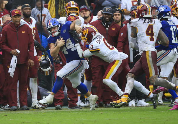 NFL, American Football Herren, USA 2026: Washington Commanders Vs New York Giants OCT 11 October 11, 2026: New York Giants RB 44 Cam Skattebo is pushed out of bounds by Washington Commanders CB 0 Mike Sainristil during the Washington Commanders game against the New York Giants at Northwest Stadium in Landover, MD. Justin Cooper CSM (Credit Image: Â Justin Cooper Cal Media) Landover Md United States of America EDITORIAL USE ONLY Copyright: xx ZUMA-20261011_zma_c04_101.jpg JustinxCooperx csmphotothree533570