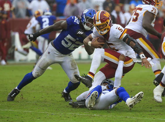 NFL, American Football Herren, USA 2026: Washington Commanders Vs New York Giants OCT 11 October 11, 2026: Washington Commanders QB 5 Jayden Daniels is sacked by New York Giants DB 22 Andru Phillips during the Washington Commanders game against the New York Giants at Northwest Stadium in Landover, MD. Justin Cooper CSM (Credit Image: Â Justin Cooper Cal Media) Landover Md United States of America EDITORIAL USE ONLY Copyright: xx ZUMA-20261011_zma_c04_100.jpg JustinxCooperx csmphotothree533571