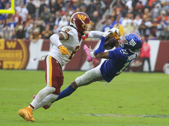 NFL, American Football Herren, USA 2026: Washington Commanders Vs New York Giants OCT 11 October 11, 2026: Washington Commanders CB 2 Amik Robertson knocks the ball away from New York Giants WR 17 Darnell Mooney during the Washington Commanders game against the New York Giants at Northwest Stadium in Landover, MD. Justin Cooper CSM (Credit Image: Â Justin Cooper Cal Media) Landover Md United States of America EDITORIAL USE ONLY Copyright: xx ZUMA-20261011_zma_c04_094.jpg JustinxCooperx csmphotothree533577