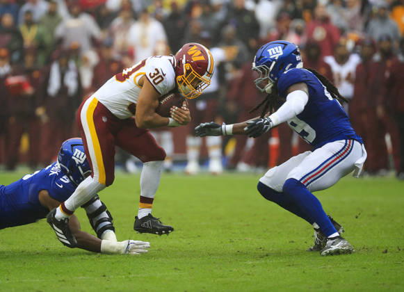 NFL, American Football Herren, USA 2026: Washington Commanders Vs New York Giants OCT 11 October 11, 2026: Washington Commanders RB 30 Austin Ekeler carries the ball during the Washington Commanders game against the New York Giants at Northwest Stadium in Landover, MD. Justin Cooper CSM (Credit Image: Â Justin Cooper Cal Media) Landover Md United States of America EDITORIAL USE ONLY Copyright: xx ZUMA-20261011_zma_c04_125.jpg JustinxCooperx csmphotothree533582