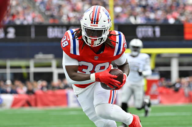 Oct 11, 2026; Foxborough, MA, USA; New England Patriots running back Rhamondre Stevenson (38) runs after making a catch against the Las Vegas Raiders during the first half at Gillette Stadium. Mandatory Credit: -Cal Media NFL, American Football Herren, USA 2026: Raiders Vs Patriots OCT 11  - ZUMAc04_ 20261011_zma_c04_133 Copyright: xEricxCanhax