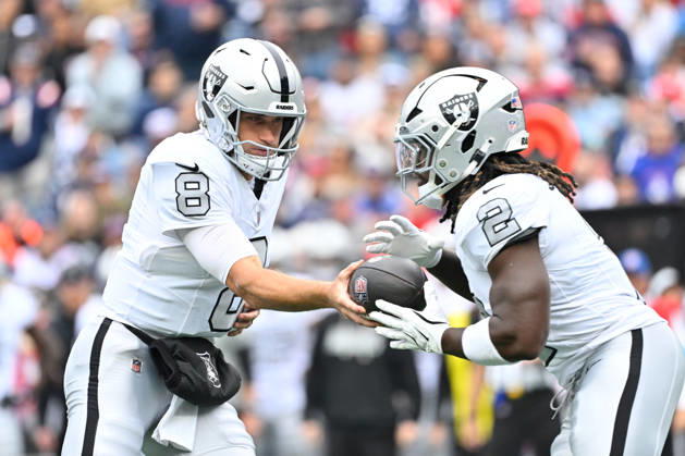 Oct 11, 2026; Foxborough, MA, USA; Las Vegas Raiders quarterback Kirk Cousins (8) hands the ball off to running back Ashton Jeanty (2) during the first half against the New England Patriots at Gillette Stadium. Mandatory Credit: -Cal Media NFL, American Football Herren, USA 2026: Raiders Vs Patriots OCT 11  - ZUMAc04_ 20261011_zma_c04_138 Copyright: xEricxCanhax