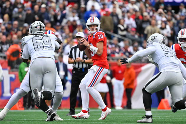 Oct 11, 2026; Foxborough, MA, USA; New England Patriots quarterback Drake Maye (10) throws a pass against the Las Vegas Raiders during the first half at Gillette Stadium. Mandatory Credit: -Cal Media NFL, American Football Herren, USA 2026: Raiders Vs Patriots OCT 11  - ZUMAc04_ 20261011_zma_c04_140 Copyright: xEricxCanhax