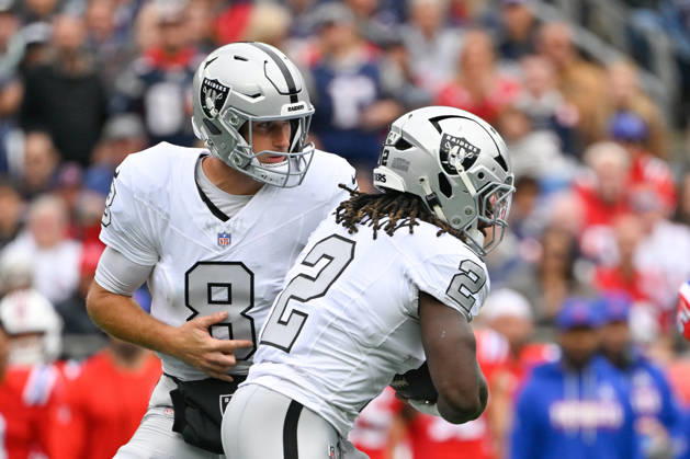 Oct 11, 2026; Foxborough, MA, USA; Las Vegas Raiders quarterback Kirk Cousins (8) hands the ball to running back Ashton Jeanty (2) during the first half against the New England Patriots at Gillette Stadium. Mandatory Credit: -Cal Media NFL, American Football Herren, USA 2026: Raiders Vs Patriots OCT 11  - ZUMAc04_ 20261011_zma_c04_148 Copyright: xEricxCanhax