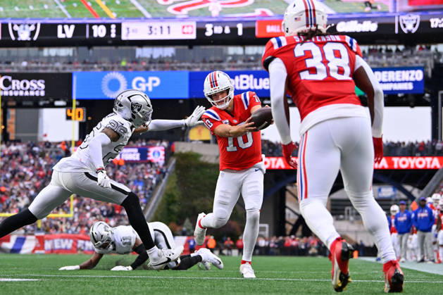 Oct 11, 2026; Foxborough, MA, USA; New England Patriots quarterback Drake Maye (10) reaches out to score a touchdown against Las Vegas Raiders cornerback Darien Porter (26) during the second half at Gillette Stadium. Mandatory Credit: -Cal Media NFL, American Football Herren, USA 2026: Raiders Vs Patriots OCT 11  - ZUMAc04_ 20261011_zma_c04_156 Copyright: xEricxCanhax