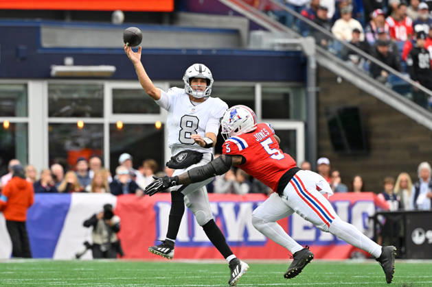 Oct 11, 2026; Foxborough, MA, USA; Las Vegas Raiders quarterback Kirk Cousins (8) throws a pass with pressure fro Las Vegas Raiders cornerback Eric Stokes (5) during the first half at Gillette Stadium. Mandatory Credit: -Cal Media NFL, American Football Herren, USA 2026: Raiders Vs Patriots OCT 11  - ZUMAc04_ 20261011_zma_c04_161 Copyright: xEricxCanhax