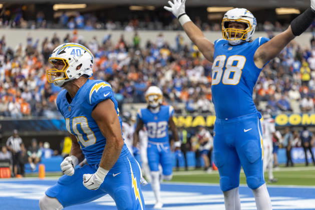 October 11, 2026, Inglewood, California, USA: Los Angeles Chargers safety Kendall Williamson (40) celebrates after scoring a touchdown against Denver Broncos during an NFL, American Football Herren, USA football game, in Inglewood, Calif. on Sunday Oct. 11, 2026. NHL, Eishockey Herren, USA 2026: LA Chargers Vs Denver Broncos  - ZUMAc68_ 20261011_zaf_c68_015 Copyright: xRingoxChiux