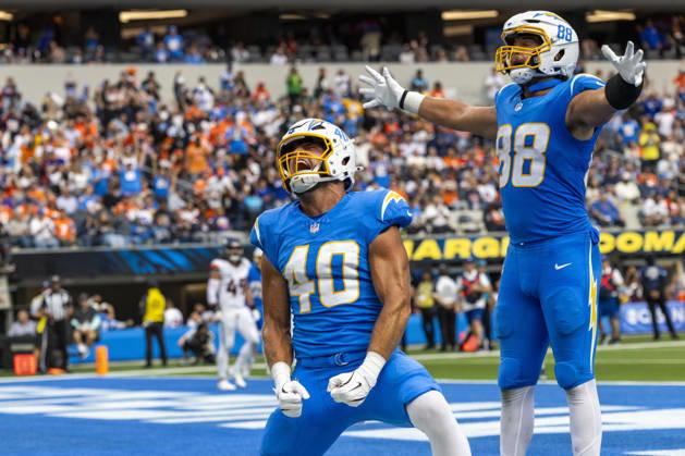October 11, 2026, Inglewood, California, USA: Los Angeles Chargers safety Kendall Williamson (40) celebrates after scoring a touchdown against Denver Broncos during an NFL, American Football Herren, USA football game, in Inglewood, Calif. on Sunday Oct. 11, 2026. NHL, Eishockey Herren, USA 2026: LA Chargers Vs Denver Broncos  - ZUMAc68_ 20261011_zaf_c68_016 Copyright: xRingoxChiux