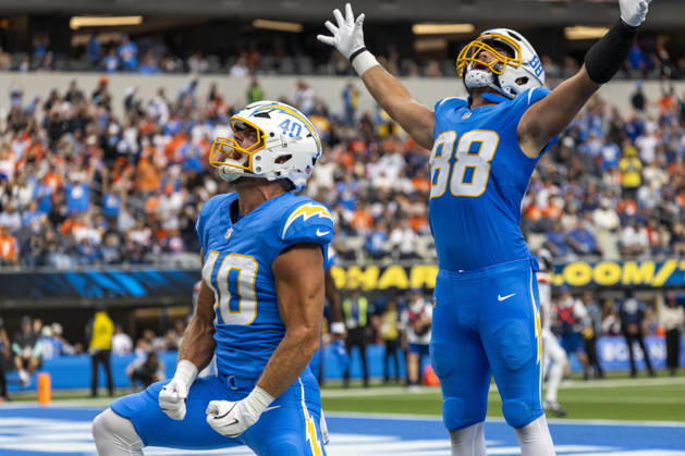 October 11, 2026, Inglewood, California, USA: Los Angeles Chargers safety Kendall Williamson (40) celebrates after scoring a touchdown against Denver Broncos during an NFL, American Football Herren, USA football game, in Inglewood, Calif. on Sunday Oct. 11, 2026. NHL, Eishockey Herren, USA 2026: LA Chargers Vs Denver Broncos  - ZUMAc68_ 20261011_zaf_c68_017 Copyright: xRingoxChiux