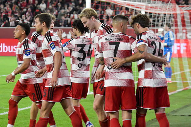 Tim Oberdorf of Düsseldorf 15 celebrates with the team after scoring the 1-0 goal, 11 10 2026 ¢ Soccer ¢ Fortuna Düsseldorf vs. SC Verl, Merkur Spiel Arena, Düsseldorf, DFB and DFL regulations prohibit any use of photographs as image sequences and or quasi-video. NRW, Germany Copyright: xpepphotox xSaschaxWeizx pep00321, pep_20261011_hm
