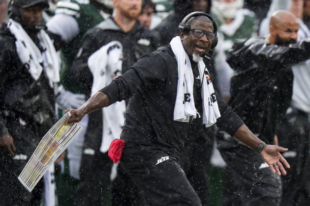 Oct 11, 2026; East Rutherford, NJ, USA; New York Jets head coach Aaron Glenn reacts during an NFL, American Football Herren, USA game against the Cleveland Browns at MetLife Stadium. Mandatory Credit: -Cal Media East Rutherford USA - ZUMAc04_ 20261011_zma_c04_036 Copyright: xChrisxSzagolax