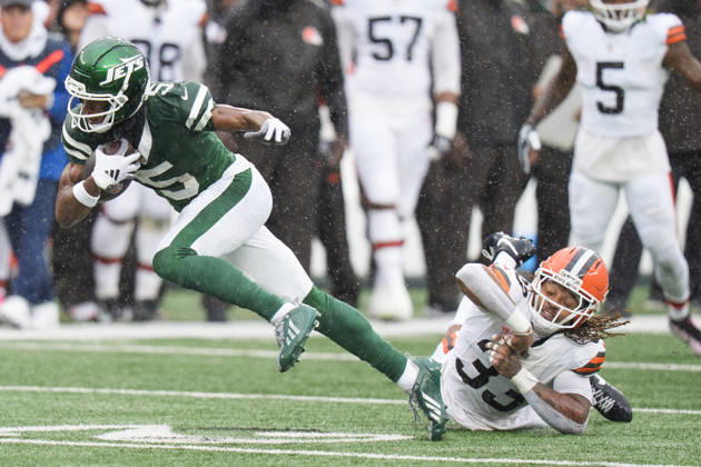 Oct 11, 2026; East Rutherford, NJ, USA; New York Jets wide receiver Garrett Wilson (5) runs past Cleveland Browns safety Ronnie Hickman (33) on his way to a touchdown during an NFL, American Football Herren, USA game at MetLife Stadium. Mandatory Credit: -Cal Media East Rutherford USA - ZUMAc04_ 20261011_zma_c04_037 Copyright: xChrisxSzagolax