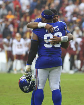 October 11, 2026: New York Giants QB 19 Jameis Winston hugs New York Giants DE 93 Shelby Harris after the Washington Commanders game against the New York Giants at Northwest Stadium in Landover, MD. CSM NFL, American Football Herren, USA 2026: Washington Commanders Vs New York Giants OCT 11  - ZUMAc04_ 20261011_zma_c04_189 Copyright: xJustinxCooperx