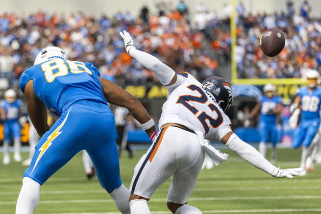 October 11, 2026, Inglewood, California, USA: Denver Broncos Safety Brandon Jones (22) defects a pass intended for Los Angeles Chargers tight end Oronde Gadsden (86) during an NFL, American Football Herren, USA football game, in Inglewood, Calif. on Sunday Oct. 11, 2026. Inglewood USA - ZUMAc68_ 20261011_zaf_c68_001 Copyright: xRingoxChiux