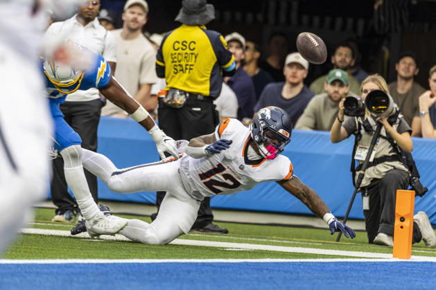 October 11, 2026, Inglewood, California, USA: Denver Broncos Running Back RJ Harvey (12) fails to catch a pass against Los Angeles Chargers linebacker Daiyan Henley (0) during an NFL, American Football Herren, USA football game, in Inglewood, Calif. on Sunday Oct. 11, 2026. Inglewood USA - ZUMAc68_ 20261011_zaf_c68_004 Copyright: xRingoxChiux