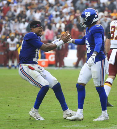 October 11, 2026: New York Giants QB 19 Jameis Winston celebrates their tie with New York Giants SAF 8 Jevon Holland after the Washington Commanders game against the New York Giants at Northwest Stadium in Landover, MD. CSM Landover United States of America - ZUMAc04_ 20261011_zma_c04_190 Copyright: xJustinxCooperx
