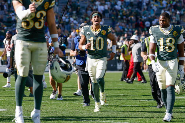 Oct 11, 2026; Green Bay, WI, USA; Green Bay Packers quarterback Jordan Love (10) hypes up the crowd after the NFL, American Football Herren, USA game against the Chicago Bears at Lambeau Field. Mandatory Credit: -Cal Media Green Bay USA - ZUMAc04_ 20261011_zma_c04_291 Copyright: xDarrenxLeex