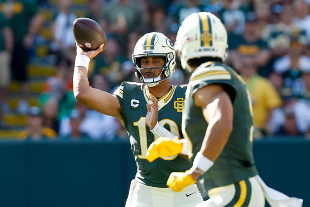 Oct 11, 2026; Green Bay, WI, USA; Green Bay Packers quarterback Jordan Love (10) passes the ball to wide receiver Christian Watson (9) during NFL, American Football Herren, USA game action against the Chicago Bears at Lambeau Field. Mandatory Credit: -Cal Media NFL 2026: Bears Vs Packers OCT 11  - ZUMAc04_ 20261011_zma_c04_214 Copyright: xDarrenxLeex