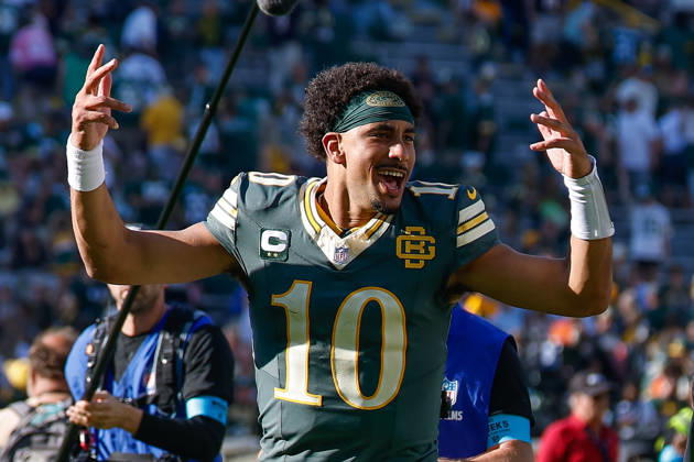 Oct 11, 2026; Green Bay, WI, USA; Green Bay Packers quarterback Jordan Love (10) hypes up the crowd after the NFL, American Football Herren, USA game against the Chicago Bears at Lambeau Field. Mandatory Credit: -Cal Media Green Bay USA - ZUMAc04_ 20261011_zma_c04_284 Copyright: xDarrenxLeex