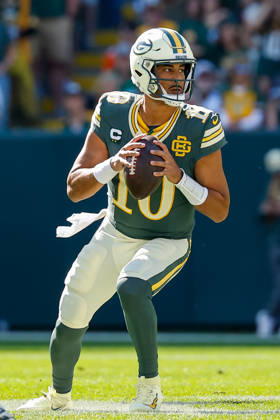 Oct 11, 2026; Green Bay, WI, USA; Green Bay Packers quarterback Jordan Love (10) drops back to pass during NFL, American Football Herren, USA game action against the Chicago Bears at Lambeau Field. Mandatory Credit: -Cal Media NFL 2026: Bears Vs Packers OCT 11  - ZUMAc04_ 20261011_zma_c04_222 Copyright: xDarrenxLeex