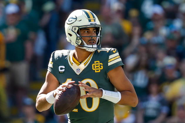 Oct 11, 2026; Green Bay, WI, USA; Green Bay Packers quarterback Jordan Love (10) passing the ball during NFL, American Football Herren, USA game action against the Chicago Bears at Lambeau Field. Mandatory Credit: -Cal Media NFL 2026: Bears Vs Packers OCT 11  - ZUMAc04_ 20261011_zma_c04_233 Copyright: xDarrenxLeex