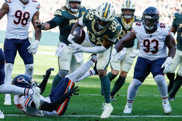 Oct 11, 2026; Green Bay, WI, USA; Green Bay Packers running back Marshawn Lloyd (32) runs in a 7 yard touchdown run during NFL, American Football Herren, USA game action against the Chicago Bears at Lambeau Field. Mandatory Credit: -Cal Media NFL 2026: Bears Vs Packers OCT 11  - ZUMAc04_ 20261011_zma_c04_236 Copyright: xDarrenxLeex