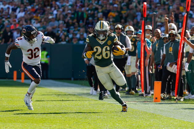 Oct 11, 2026; Green Bay, WI, USA; Green Bay Packers running back Kaleb Johnson (26) running the ball during NFL, American Football Herren, USA game action against the Chicago Bears at Lambeau Field. Mandatory Credit: -Cal Media NFL 2026: Bears Vs Packers OCT 11  - ZUMAc04_ 20261011_zma_c04_245 Copyright: xDarrenxLeex