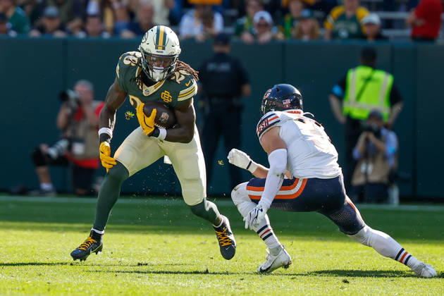 Oct 11, 2026; Green Bay, WI, USA; Green Bay Packers running back Kaleb Johnson (26) running the ball during NFL, American Football Herren, USA game action against the Chicago Bears at Lambeau Field. Mandatory Credit: -Cal Media NFL 2026: Bears Vs Packers OCT 11  - ZUMAc04_ 20261011_zma_c04_265 Copyright: xDarrenxLeex