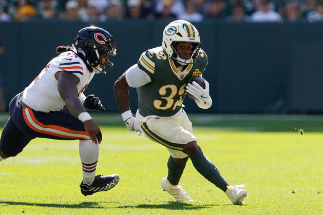 Oct 11, 2026; Green Bay, WI, USA; Green Bay Packers running back Marshawn Lloyd (32) running the ball during NFL, American Football Herren, USA game action against the Chicago Bears at Lambeau Field. Mandatory Credit: -Cal Media NFL 2026: Bears Vs Packers OCT 11  - ZUMAc04_ 20261011_zma_c04_270 Copyright: xDarrenxLeex