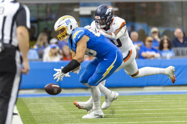 October 11, 2026, Inglewood, California, USA: Denver Broncos Inside Linebacker Justin Strnad (40) defects a pass intended for Los Angeles Chargers tight end Charlie Kolar (88) during an NFL, American Football Herren, USA football game, in Inglewood, Calif. on Sunday Oct. 11, 2026. Inglewood USA - ZUMAc68_ 20261011_zaf_c68_029 Copyright: xRingoxChiux
