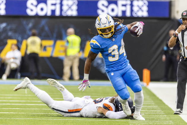 October 11, 2026, Inglewood, California, USA: Los Angeles Chargers running back Keaton Mitchell (34) escapes a tackle-attempt by Denver Broncos Inside Linebacker Alex Singleton (49) during an NFL, American Football Herren, USA football game, in Inglewood, Calif. on Sunday Oct. 11, 2026. NHL, Eishockey Herren, USA 2026: Denver Broncos 23:17 LA Chargers  - ZUMAc68_ 20261011_zaf_c68_020 Copyright: xRingoxChiux