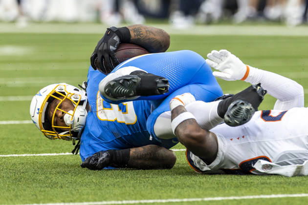 October 11, 2026, Inglewood, California, USA: Los Angeles Chargers running back Omarion Hampton (8) its brought down by Denver Broncos Cornerback Jahdae Barron (23) during an NFL, American Football Herren, USA football game, in Inglewood, Calif. on Sunday Oct. 11, 2026. NHL, Eishockey Herren, USA 2026: Denver Broncos 23:17 LA Chargers  - ZUMAc68_ 20261011_zaf_c68_024 Copyright: xRingoxChiux